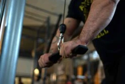Triceps Grip / Flat Push Down Bar - Tricepatops -Strength Shop SHOP FLAT PUSHDOWN BAR ACTIONSHOT 1