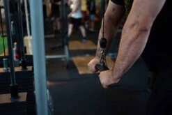 Triceps Grip / Flat Push Down Bar - Tricepatops -Strength Shop SHOP FLAT PUSHDOWN BAR ACTIONSHOT 2