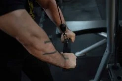 Triceps Grip / Flat Push Down Bar - Tricepatops -Strength Shop SHOP FLAT PUSHDOWN BAR ACTIONSHOT 4